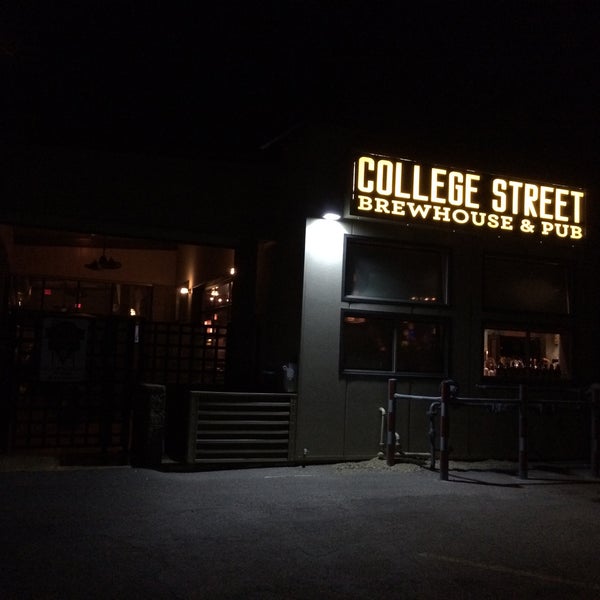 Foto tomada en College Street Brewhouse &amp; Pub  por Jim K. el 1/4/2015