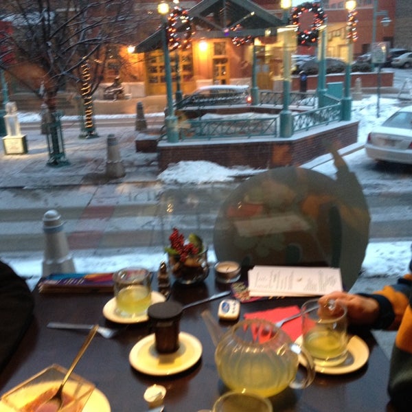 Foto tirada no(a) Verduras Tea House &amp; Cafe por Annika P. em 1/18/2014