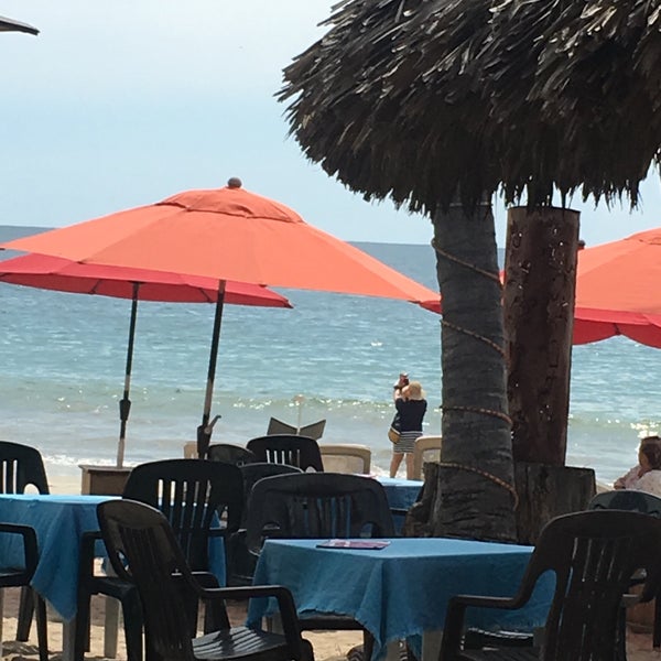 รูปภาพถ่ายที่ Playa La Ropa โดย Oscar เมื่อ 8/24/2017