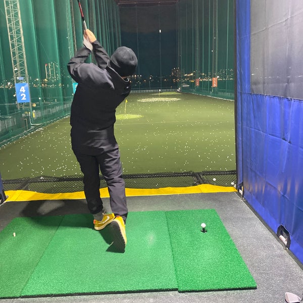 Photo taken at The Golf Club at Chelsea Piers by Caroline L. on 2/11/2023