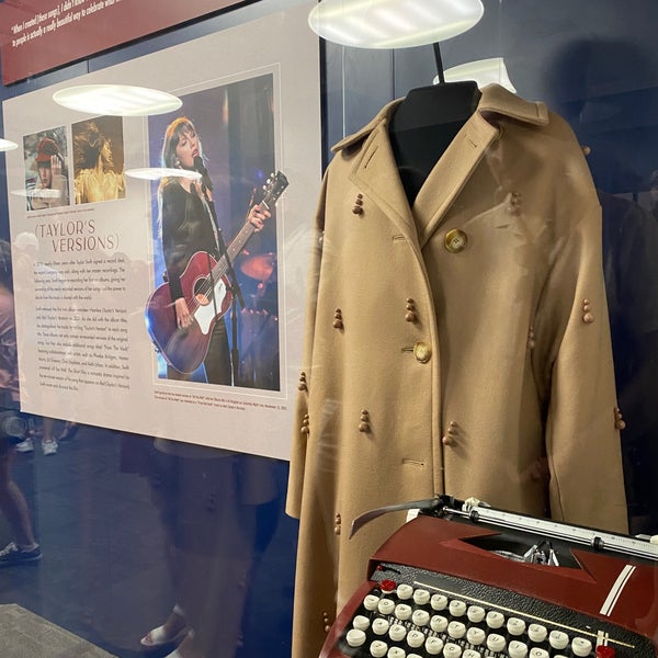 รูปภาพถ่ายที่ Country Music Hall of Fame &amp; Museum โดย Caroline L. เมื่อ 9/4/2022