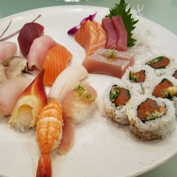 Photo taken at Sushi Ichimoto by Lilybeth L. on 6/16/2017