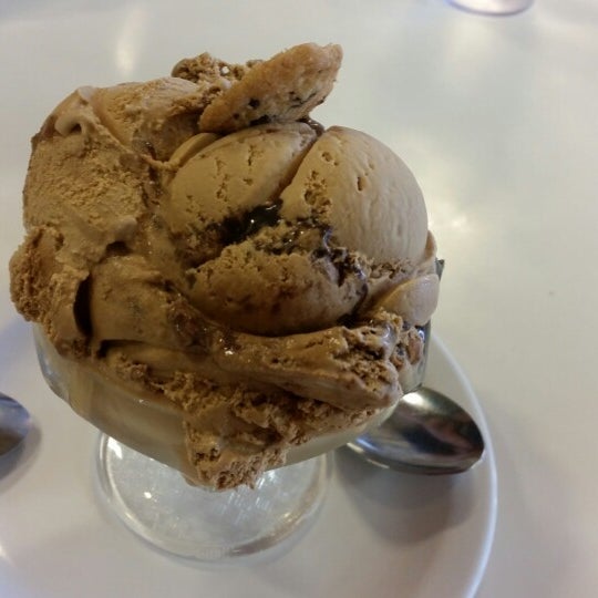Das Foto wurde bei Knudsen&#39;s Ice Creamery von Lilybeth L. am 9/17/2014 aufgenommen