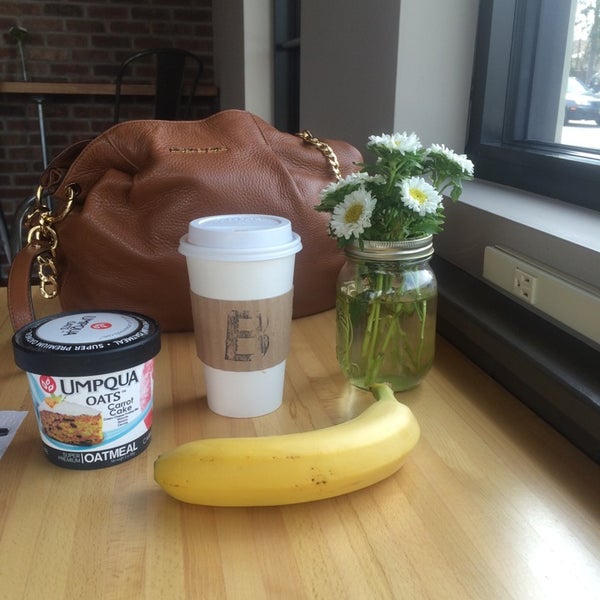 Foto tirada no(a) Bloom Coffee and Tea por Deanna G. em 4/3/2014