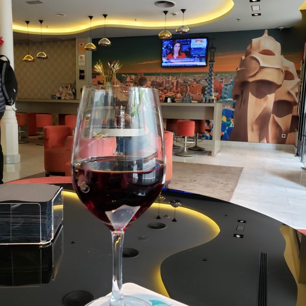 Das Foto wurde bei DOQ Barcelona Restaurant &amp; Cocktail Bar von Samantha B. am 5/16/2019 aufgenommen