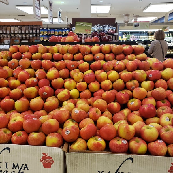 Photo taken at Gelson&#39;s by Samantha B. on 5/3/2019