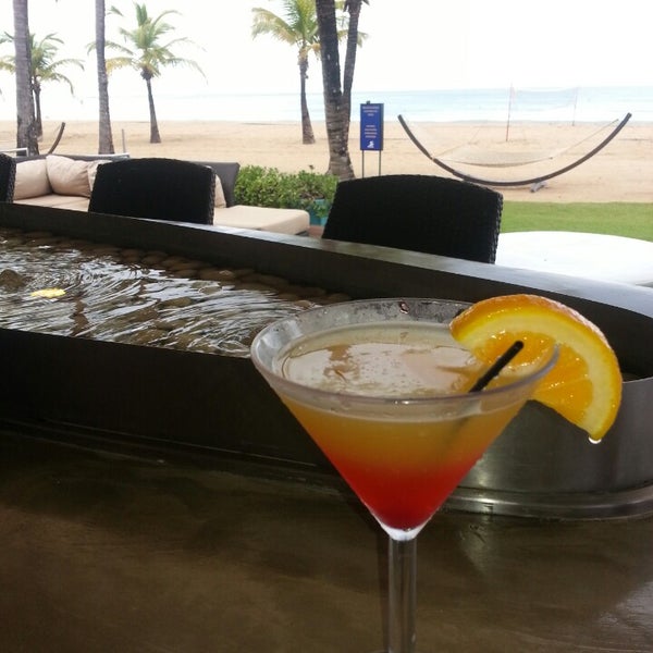 Photo prise au Sirena @ Courtyard by Marriott Isla Verde Beach Resort par Samantha B. le10/31/2014
