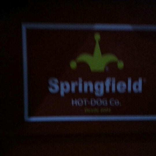รูปภาพถ่ายที่ Springfield Hot-Dog Co. โดย Diego S. เมื่อ 10/14/2012