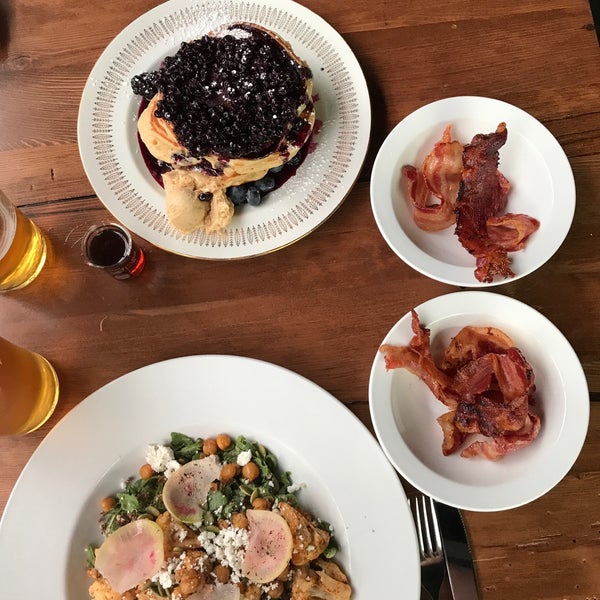 Das Foto wurde bei SCHOOL Restaurant von Saundra am 5/7/2017 aufgenommen