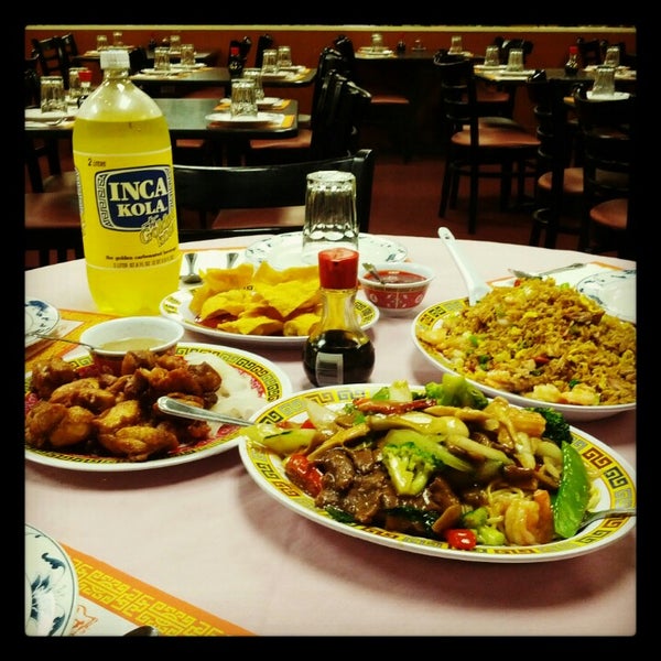 รูปภาพถ่ายที่ Chifa Du Kang Chinese Peruvian Restaurant โดย Anson Tou เมื่อ 10/27/2012