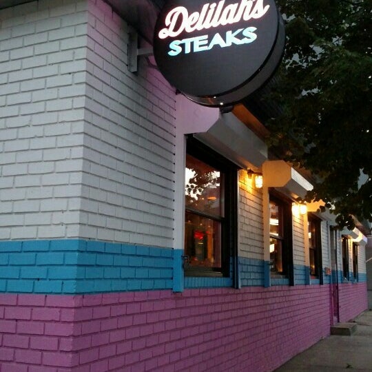 Снимок сделан в Delilah&#39;s Steaks пользователем EVDATH (. 6/9/2016