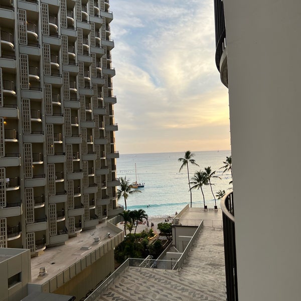 รูปภาพถ่ายที่ Outrigger Waikiki Beach Resort โดย jeffrey a. เมื่อ 12/28/2021