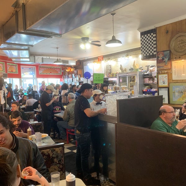 Foto diambil di Tom&#39;s Restaurant oleh jeffrey a. pada 4/28/2019