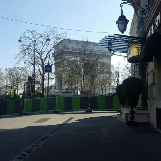 Photo taken at Hôtel Splendid Étoile by Victor on 2/29/2016