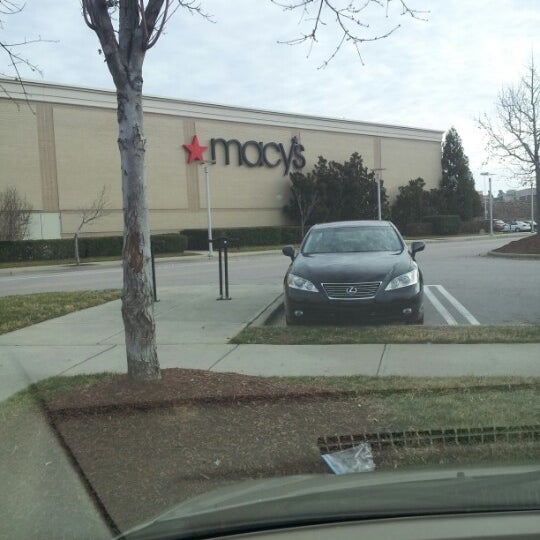 รูปภาพถ่ายที่ Triangle Town Center Mall โดย Ronald S. เมื่อ 12/31/2012