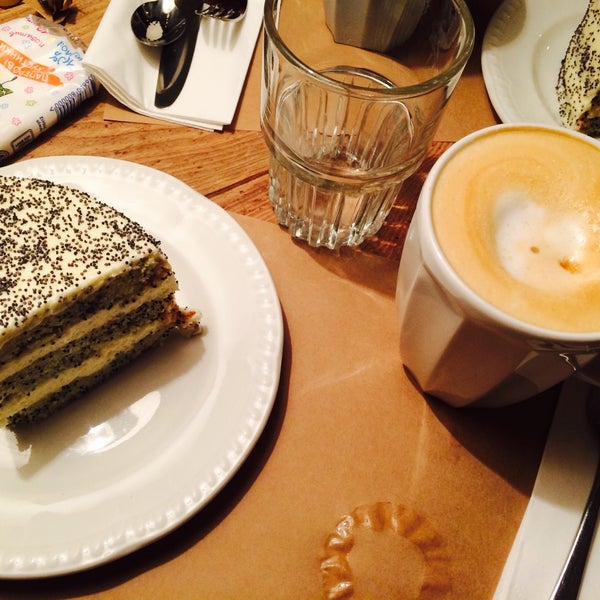 รูปภาพถ่ายที่ DoubleDecker Cake &amp; Coffee โดย Julia T. เมื่อ 1/17/2015