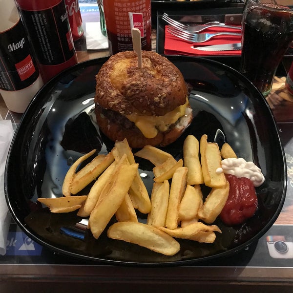 Foto diambil di Lucky 7 Burgers &amp; More oleh İlker K. pada 12/7/2019