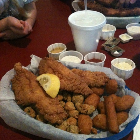 11/6/2012 tarihinde Heather C.ziyaretçi tarafından Zeke&#39;s Fish &amp; Chips'de çekilen fotoğraf