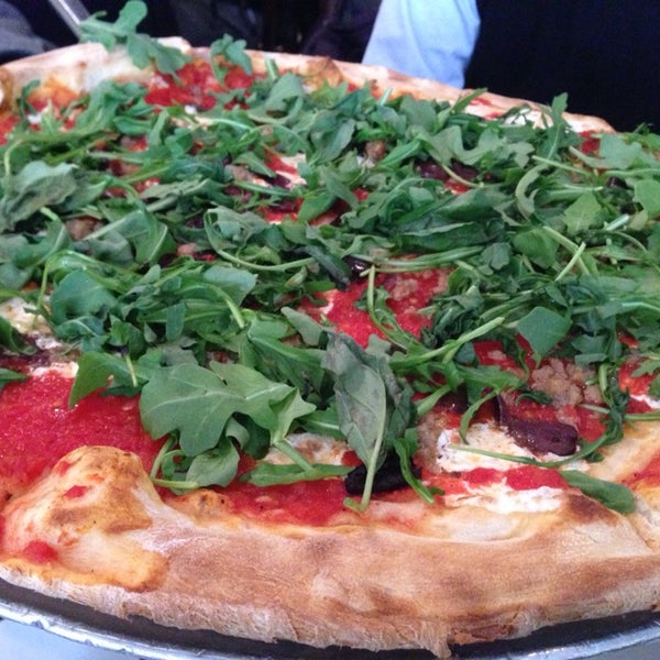 11/14/2013 tarihinde Jerald K.ziyaretçi tarafından Antika Restaurant &amp; Pizzeria'de çekilen fotoğraf