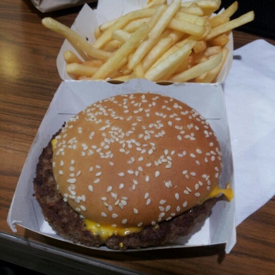 Снимок сделан в McDonald&#39;s пользователем Camila Q. 10/6/2012