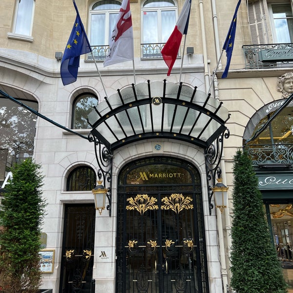 Foto diambil di Hôtel Paris Marriott Champs-Élysées oleh Smarty B. pada 10/3/2022