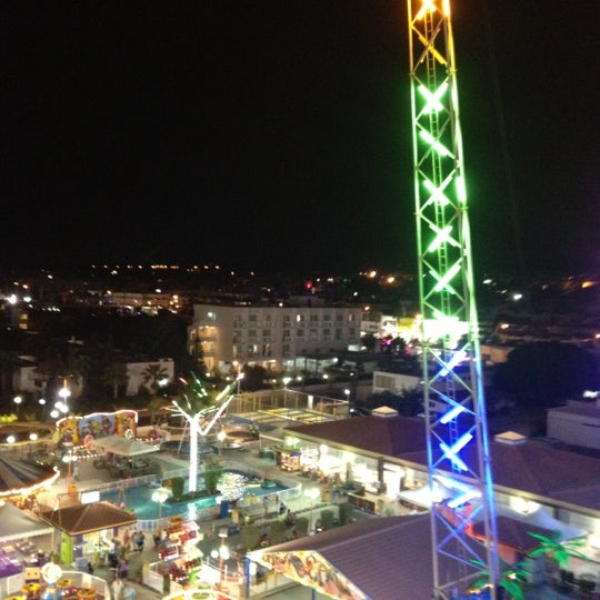 9/20/2012 tarihinde Максим К.ziyaretçi tarafından Parko Paliatso Luna Park'de çekilen fotoğraf