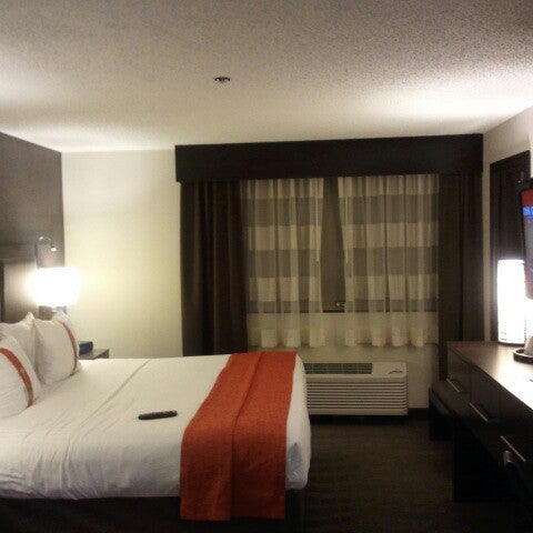 Photo taken at Holiday Inn Newark Airport by Angelique on 2/7/2013