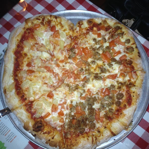 2/15/2013 tarihinde Dar C.ziyaretçi tarafından Pizza D&#39;Oro'de çekilen fotoğraf