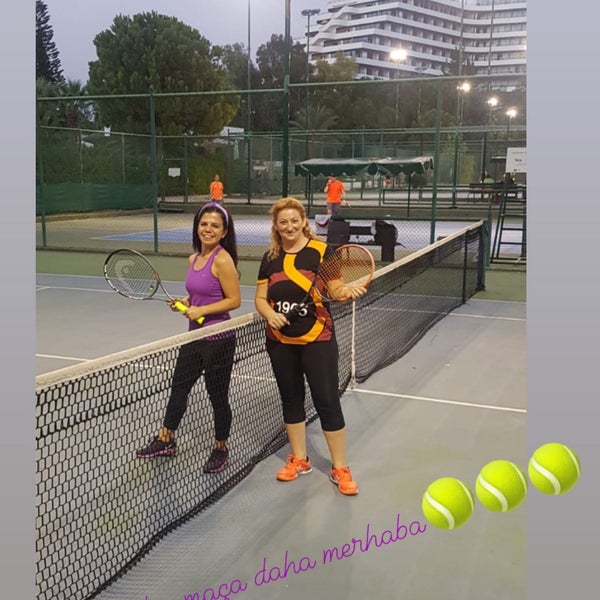 Das Foto wurde bei Antalya Tenis İhtisas ve Spor Kulübü (ATİK) von Saniye E. am 9/27/2020 aufgenommen
