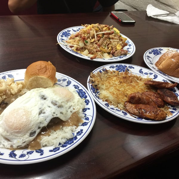 รูปภาพถ่ายที่ Rutts Hawaiian Cafe - Hawaiian Catering โดย Bryan M. เมื่อ 6/13/2015