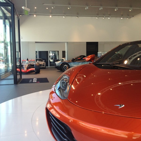 Das Foto wurde bei McLaren Auto Gallery Beverly Hills von Jonathan G. am 8/29/2013 aufgenommen