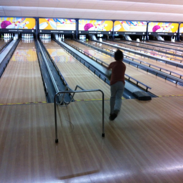 Das Foto wurde bei Whitestone Lanes Bowling Centers von Selma A. am 4/27/2013 aufgenommen