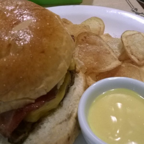 รูปภาพถ่ายที่ Burger&#39;s Club โดย Guilherme H. เมื่อ 6/1/2014
