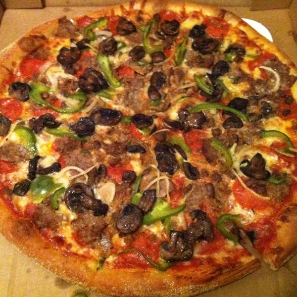 Foto diambil di Pizza L&#39;Vino oleh Michael F. pada 3/16/2014