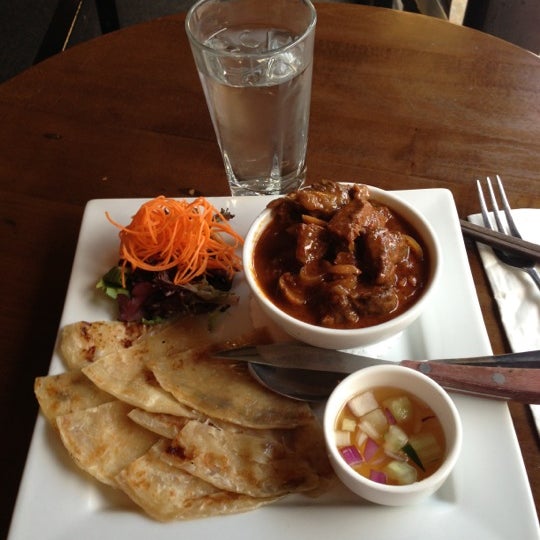 Photo taken at Dee Thai Restaurant by Drew G. on 9/30/2012
