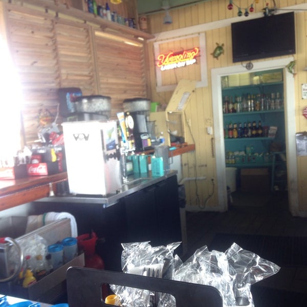 Foto scattata a Pelican&#39;s Bar &amp; Grill da Becky E. il 8/8/2014