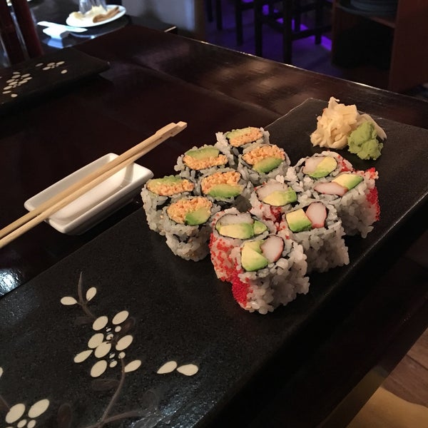 3/25/2017 tarihinde Ivanka B.ziyaretçi tarafından Pink Sumo Sushi &amp; Sake Café'de çekilen fotoğraf