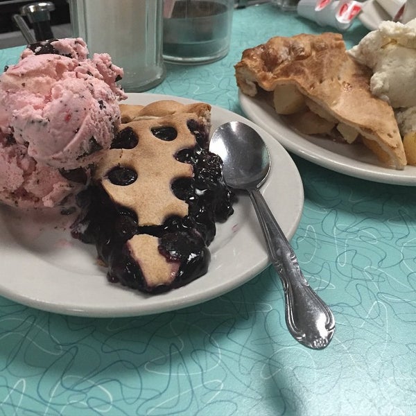 Снимок сделан в Krisch&#39;s Restaurant &amp; Ice Cream Parlour пользователем Ann J. 3/14/2015