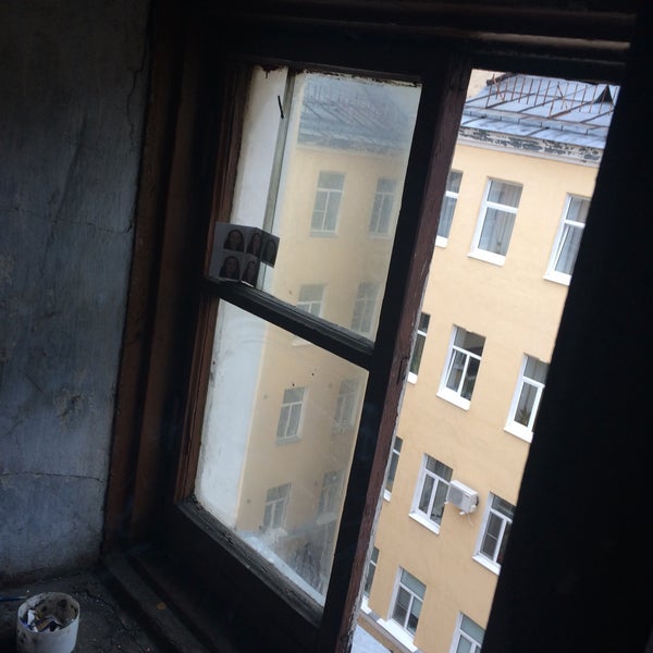 Бюджетная спальня. Силуэт дома с окнами. Городской вид из окна. Dakea окно. Окно в интерьере.