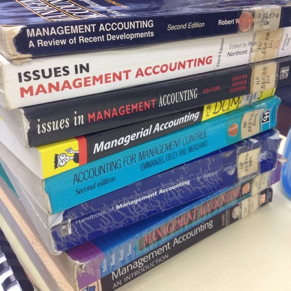 Библиотека врача. Работники библиотеки. The librarian. Help library. Полки для книг.