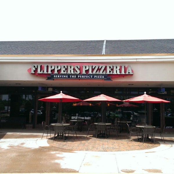 Foto tomada en Flippers Pizzeria  por Travisimo! el 7/24/2013