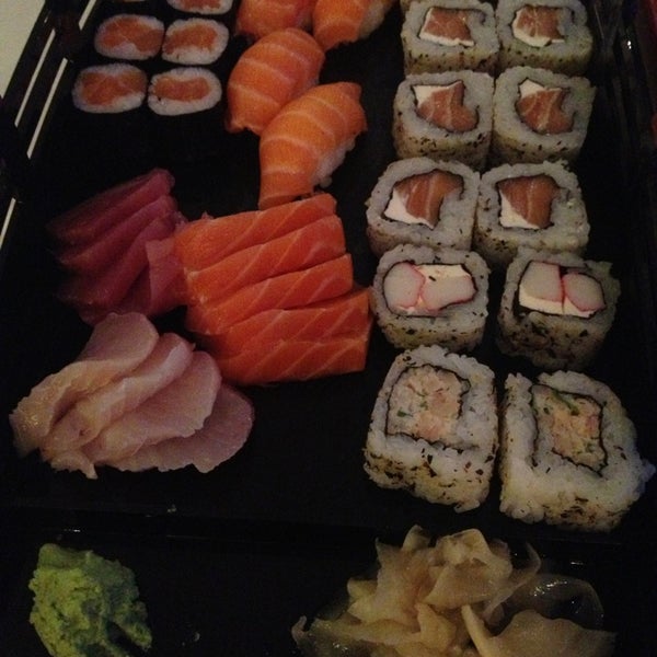 Foto tirada no(a) Keemo, Sushi em Movimento por Jackie H. em 1/8/2013