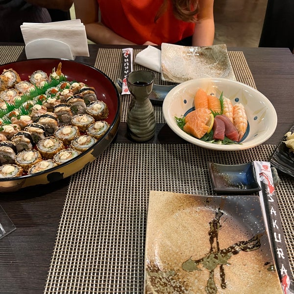 Foto tirada no(a) Yuka Kaiten Sushi por Leyla V. em 8/19/2023