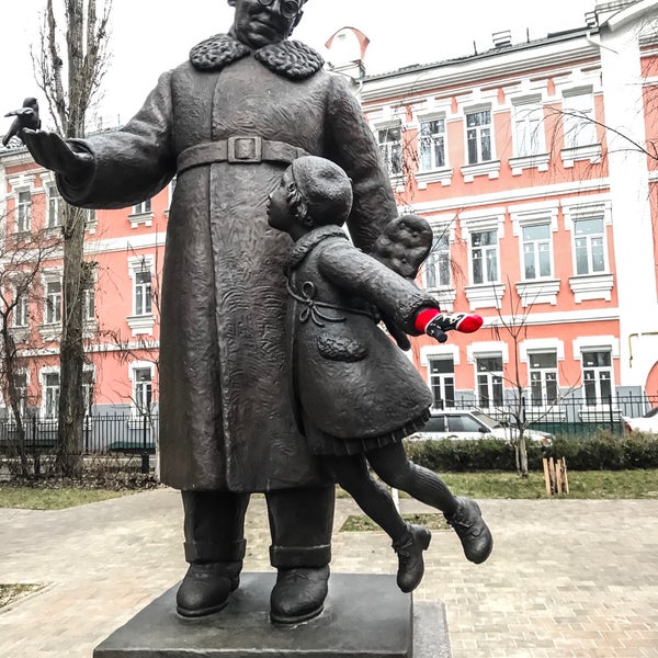 Памятник маршаку в москве