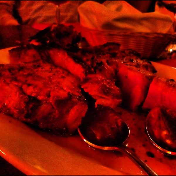 Foto tirada no(a) DeStefano&#39;s Steakhouse por Nate B. em 9/15/2012