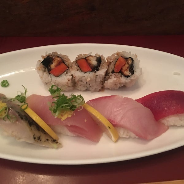 Foto tirada no(a) Sushi Zone por Faith.Loyalty em 9/2/2016