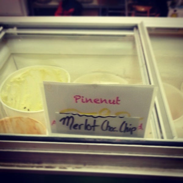 5/1/2013 tarihinde James G.ziyaretçi tarafından Frozen Art Gourmet Ice Cream'de çekilen fotoğraf