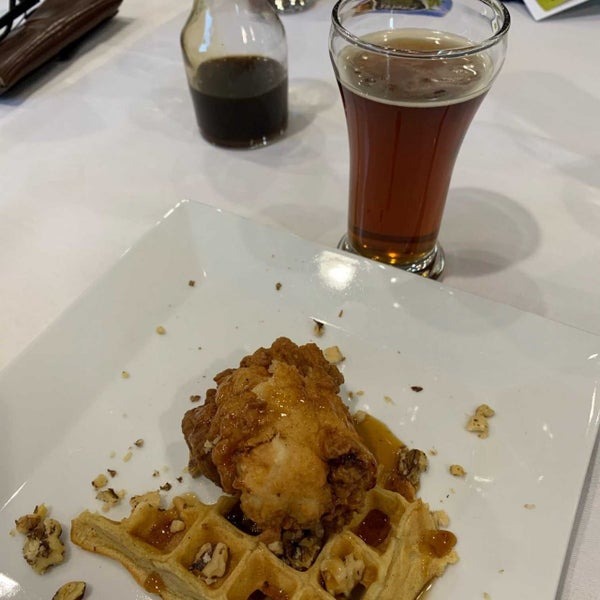 Das Foto wurde bei Hellas Restaurant and Lounge von Stu L. am 3/27/2019 aufgenommen