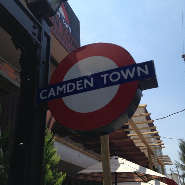 Das Foto wurde bei Camden Town Burgers von Cesar E. am 5/17/2013 aufgenommen