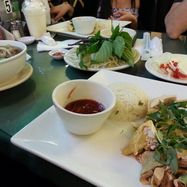 Photo taken at Pho Cong Ly by Vu L. on 1/20/2014